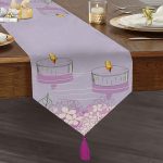 - UcgenRunner-8497-Gorsel1 - Realhomes Realhomes Rengarenk Zemin Üzerinde Mum Desenli Çiçek Motifli Dijital Baskılı Özel Tasarım Püsküllü Şönil Üçgen Runner Realhomes