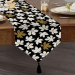 Realhomes Siyah Zemin Üzerinde Gold Detaylı Beyaz Çiçek Desenli Dijital Baskılı Özel Tasarım Püsküllü Şönil Üçgen Runner Realhomes