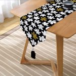 Realhomes Siyah Zemin Üzerinde Gold Detaylı Beyaz Çiçek Desenli Dijital Baskılı Özel Tasarım Püsküllü Şönil Üçgen Runner Realhomes