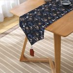 Realhomes Siyah Zemin Üzerinde Rengarenk Çiçek Desenli Dijital Baskılı Özel Tasarım Püsküllü Şönil Üçgen Runner Realhomes