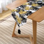 Realhomes Beyaz Zemin Üzerinde Gold Detaylı Siyah Yaprak Desenli Dijital Baskılı Özel Tasarım Püsküllü Şönil Üçgen Runner Realhomes