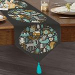 - UcgenRunner-8622-Gorsel1 - Realhomes  Realhomes Pastel Zemin Üzerinde Yılbaşı Desenli  Dijital Baskılı Özel Tasarım Püsküllü Şönil Üçgen Runner Realhomes