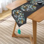 - UcgenRunner-8622-Gorsel2 - Realhomes  Realhomes Pastel Zemin Üzerinde Yılbaşı Desenli  Dijital Baskılı Özel Tasarım Püsküllü Şönil Üçgen Runner Realhomes