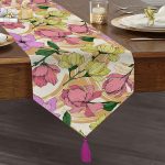 Realhomes Beyaz Zemin Üzerinde Çiçek Desenli Dijital Baskılı Özel Tasarım Püsküllü Şönil Üçgen Runner Realhomes