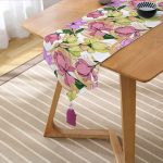 Realhomes Beyaz Zemin Üzerinde Çiçek Desenli Dijital Baskılı Özel Tasarım Püsküllü Şönil Üçgen Runner Realhomes