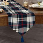 Realhomes Beyaz Zemin Üzerinde Renkli Ekose Desenli Dijital Baskılı Özel Tasarım Püsküllü Şönil Üçgen Runner Realhomes