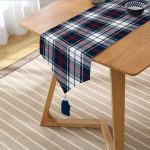 Realhomes Beyaz Zemin Üzerinde Renkli Ekose Desenli Dijital Baskılı Özel Tasarım Püsküllü Şönil Üçgen Runner Realhomes