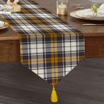 Realhomes Beyaz Zemin Üzerinde Renkli Ekose Desenli Dijital Baskılı Özel Tasarım Püsküllü Şönil Üçgen Runner Realhomes