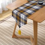 Realhomes Beyaz Zemin Üzerinde Renkli Ekose Desenli Dijital Baskılı Özel Tasarım Püsküllü Şönil Üçgen Runner Realhomes