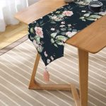 Realhomes Rengarenk Zemin Üzerinde Beyaz Çiçek Desenli Dijital Baskılı Özel Tasarım Püsküllü Şönil Üçgen Runner Realhomes