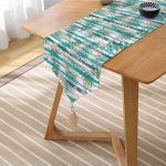 Realhomes Beyaz Zemin Üzerinde Yeşil Çizgili Yaprak Desenli Dijital Baskılı Özel Tasarım Püsküllü Şönil Üçgen Runner Realhomes