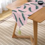 Realhomes Pastel Zemin Üzerinde Yeşil Yaprak Desenli Dijital Baskılı Özel Tasarım Püsküllü Şönil Üçgen Runner Realhomes