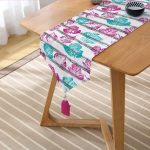 - UcgenRunner-8705-Gorsel2 - Realhomes Realhomes Beyaz Zemin Üzerinde Renkli Yaprak Desenli Dijital Baskılı Özel Tasarım Püsküllü Şönil Üçgen Runner Realhomes