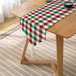 Realhomes Beyaz Zemin Üzerinde Bordo Ve Yeşil Ekose Desenli Dijital Baskılı Özel Tasarım Püsküllü Şönil Üçgen Runner Realhomes