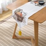 Realhomes Beyaz Zemin Üzerinde Renkli Balkabağı Desenli Dijital Baskılı Özel Tasarım Püsküllü Şönil Üçgen Runner Realhomes