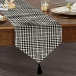 Realhomes Beyaz Zemin Üzerinde Siyah Ekose Desenli Dijital Baskılı Özel Tasarım Püsküllü Şönil Üçgen Runner Realhomes