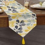 Realhomes Beyaz Zemin Üzerinde Renkli Yaprak Desenli Dijital Baskılı Özel Tasarım Püsküllü Şönil Üçgen Runner Realhomes