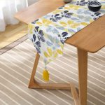 Realhomes Beyaz Zemin Üzerinde Renkli Yaprak Desenli Dijital Baskılı Özel Tasarım Püsküllü Şönil Üçgen Runner Realhomes