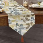 Realhomes Beyaz Zemin Üzerinde Renkli Yaprak Desenli Dijital Baskılı Özel Tasarım Püsküllü Şönil Üçgen Runner Realhomes