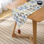 Realhomes Beyaz Zemin Üzerinde Renkli Yaprak Desenli Dijital Baskılı Özel Tasarım Püsküllü Şönil Üçgen Runner Realhomes