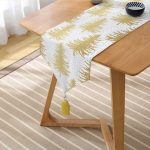 Realhomes Beyaz Zemin Üzerinde Gold Renkli Çam Ağacı Desenli Dijital Baskılı Özel Tasarım Püsküllü Şönil Üçgen Runner Realhomes