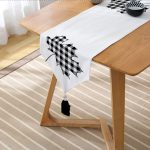 Realhomes Beyaz Zemin Üzerinde Siyah Gri Ekose Desenli Dijital Baskılı Özel Tasarım Püsküllü Şönil Üçgen Runner Realhomes