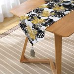 Realhomes Beyaz Zemin Üzerinde Gold Detaylı Yaprak Desenli Dijital Baskılı Özel Tasarım Püsküllü Şönil Üçgen Runner Realhomes