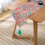 - UcgenRunner-8760-Gorsel2 - Realhomes Realhomes Beyaz Zemin Üzerinde Çini Desenli Dijital Baskılı Özel Tasarım Püsküllü Şönil Üçgen Runner Realhomes