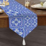 - UcgenRunner-8770-Gorsel1 - Realhomes Realhomes Beyaz Zemin Üzerinde Çini Desenli Dijital Baskılı Özel Tasarım Püsküllü Şönil Üçgen Runner Realhomes