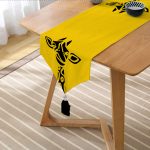 Realhomes Renkli Zemin Üzerinde Onedraw Çizimli Zurafa Silüeti Dijital Baskılı Özel Tasarım Püsküllü Şönil Üçgen Runner Realhomes