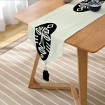 Realhomes Renkli Zemin Üzerinde Onedraw Çizimli Yerli Silüeti Dijital Baskılı Özel Tasarım Püsküllü Şönil Üçgen Runner Realhomes