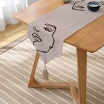 Realhomes Renkli Zemin Üzerinde Onedraw Çizimli Bayan Silüeti Dijital Baskılı Özel Tasarım Püsküllü Şönil Üçgen Runner Realhomes