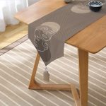 Realhomes Renkli Zemin Üzerinde Onedraw Çizimli Bayan Silüeti Dijital Baskılı Özel Tasarım Püsküllü Şönil Üçgen Runner Realhomes