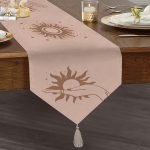 Realhomes Beyaz Zemin Üzerinde Onedraw Çizimli Güneş Tutan El Desenli Dijital Baskılı Özel Tasarım Püsküllü Şönil Üçgen Runner Realhomes