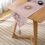 Realhomes Beyaz Zemin Üzerinde Onedraw Çizimli Güneş Tutan El Desenli Dijital Baskılı Özel Tasarım Püsküllü Şönil Üçgen Runner Realhomes