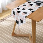 - UcgenRunner-8845-Gorsel2 - Realhomes Realhomes Beyaz Zemin Üzerinde Siyah Puantiyeli Kaktüs Desenli Dijital Baskılı Özel Tasarım Püsküllü Şönil Üçgen Runner Realhomes