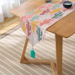 Realhomes Renkli Zemin Üzerinde Sevimli Kaktüs Desenli Dijital Baskılı Özel Tasarım Püsküllü Şönil Üçgen Runner Realhomes