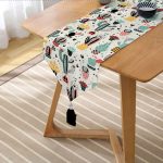 - UcgenRunner-8866-Gorsel2 - Realhomes Realhomes Renkli Zemin Üzerinde Sevimli Kaktüs Desenli Dijital Baskılı Özel Tasarım Püsküllü Şönil Üçgen Runner Realhomes