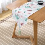 Realhomes Beyaz Zemin Üzerinde Renkli Yaprak Desenli Dijital Baskılı Özel Tasarım Püsküllü Şönil Üçgen Runner Realhomes