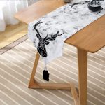 - UcgenRunner-9266-Gorsel2 - Realhomes Mermer Zeminli Geyik Tasarımlı Dijital Baskılı Dekoratif Püsküllü Şönil Üçgen Runner Realhomes