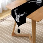 Siyah Zemin Geyik Tasarımlı Dijital Baskılı Dekoratif Püsküllü Şönil Üçgen Runner Realhomes