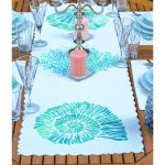 - ServisRunner-Set126-Gorsel2 - Realhomes  4+1 Beyaz Zemin Üzerinde Renkli Deniz Kabuğu Desenli Amerikan Servis & Runner Seti Realhomes