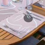 4+1 Renkli Zemin Üzerinde Onedraw Çizimli Modern Amerikan Servis & Runner Seti Realhomes