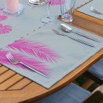 - ServisRunner-Set179-Gorsel3 - Realhomes  4+1 Gri Zeminde Fuşya Ağaç Motifli Amerikan Servis & Runner Seti Realhomes