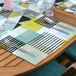 4+1 Beyaz Zemin Üzerinde Geometrik Desenli Modern Amerikan Servis & Runner Seti Realhomes