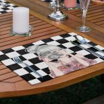 - Servis4lu-Set257-4lu-Dama-Zeminli-Fotograf-Ceken-Kahve-Icen-Kiz-Tasarimli-Amerikan-Servis-Seti-1 - Realhomes 4'lü Dama Zeminli Fotoğraf Çeken & Kahve İçen Kız Tasarımlı Amerikan Servis Seti Realhomes