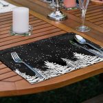 4'lü Siyah Beyaz Çam Ağacı & Kozalak Tasarımlı Amerikan Servis Seti Realhomes