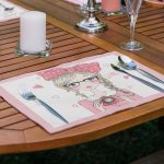 - Servis4lu-Set46-4lu-Pop-Art-Kiz-Cizimli-Amerikan-Servis-Seti-1 - Realhomes 4'lü Pop-Art Kız Çizimli Amerikan Servis Seti Realhomes