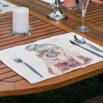 - Servis4lu-Set78-4lu-Fotograf-Ceken-Kahve-Icen-Kiz-Tasarimli-Amerikan-Servis-Seti-1 - Realhomes 4'lü Fotoğraf Çeken & Kahve İçen Kız Tasarımlı Amerikan Servis Seti Realhomes