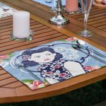 - Servis6li-Set102-Gorsel2 - Realhomes 6'lı Mavi Zeminli Japon Kadın Figürlü Amerikan Servis Seti Realhomes